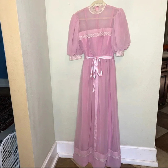 Vintage 1970s Pink Chiffon and Lace Gown Excellent Condition Small/Medium - Picture 1 of 9